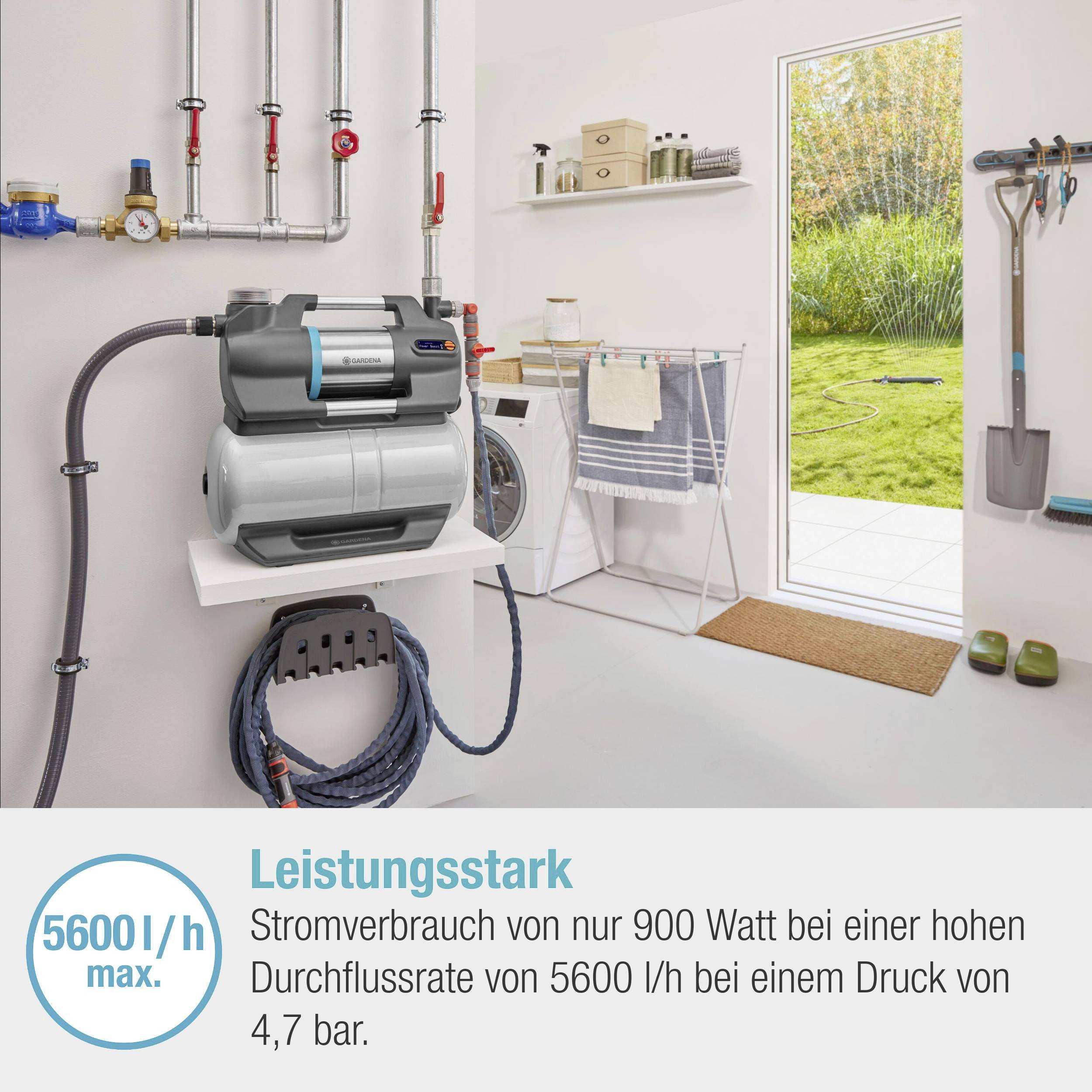 Výkonné: Spotřeba elektřiny pouhých 900 wattů při vysoké průtokové míře 5600 l/h a tlaku 4,1 baru. Výkonná čerpadlo v místnosti pro domácí práce, venkovní dveře ukazují na zahradu.