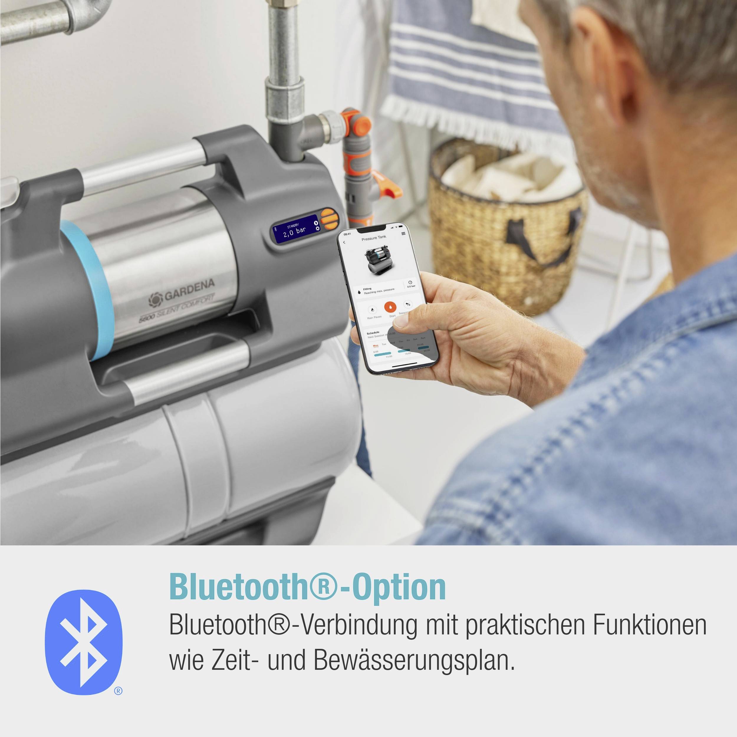 Mobilní telefon zobrazuje aplikaci pro ovládání zavlažovacího systému. Text: 'Bluetooth® připojení s praktickými funkcemi'.
