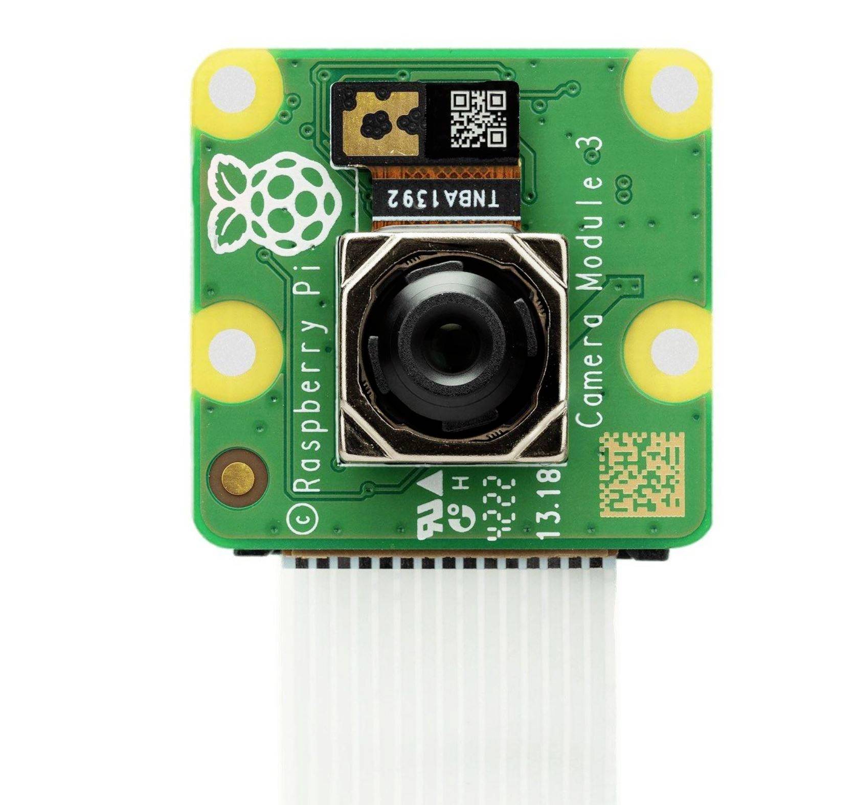 Kamera modul Raspberry Pi se zelenou deskou plošných spojů, čočkou uprostřed a bílým plochým kabelem dole.