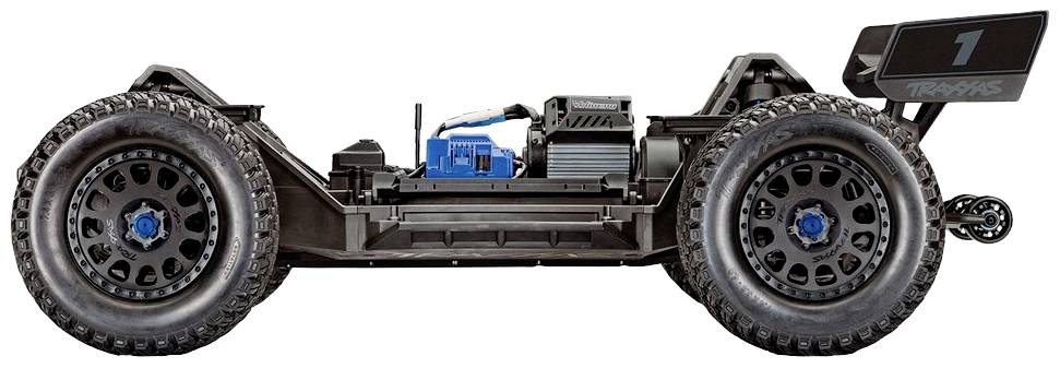 Podvozek dálkově ovládaného automobilu, boční pohled, s velkými, hrubě dezénovými pneumatikami, elektrickým motorem a nárazuvzdornou konstrukcí.