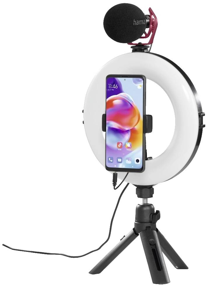 Kroužové světlo na stativu s připevněným smartphonem a mikrofonem. Ideální pro natáčení videí nebo živé přenosy.