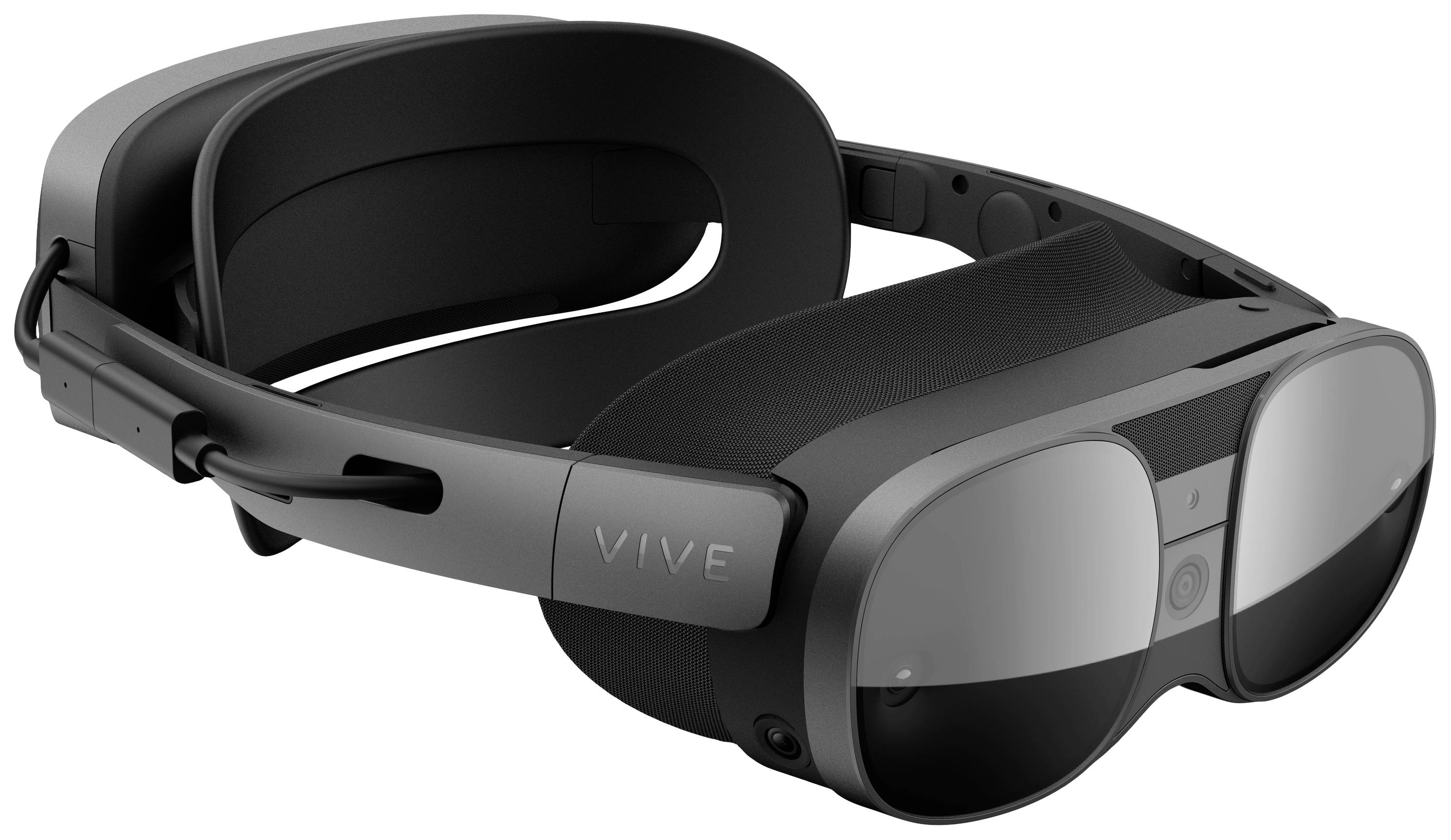 VR brýle v černé barvě, pohled zepředu. Brýle mají moderní, zaoblený design a na straně nesou nápis 'VIVE'.
