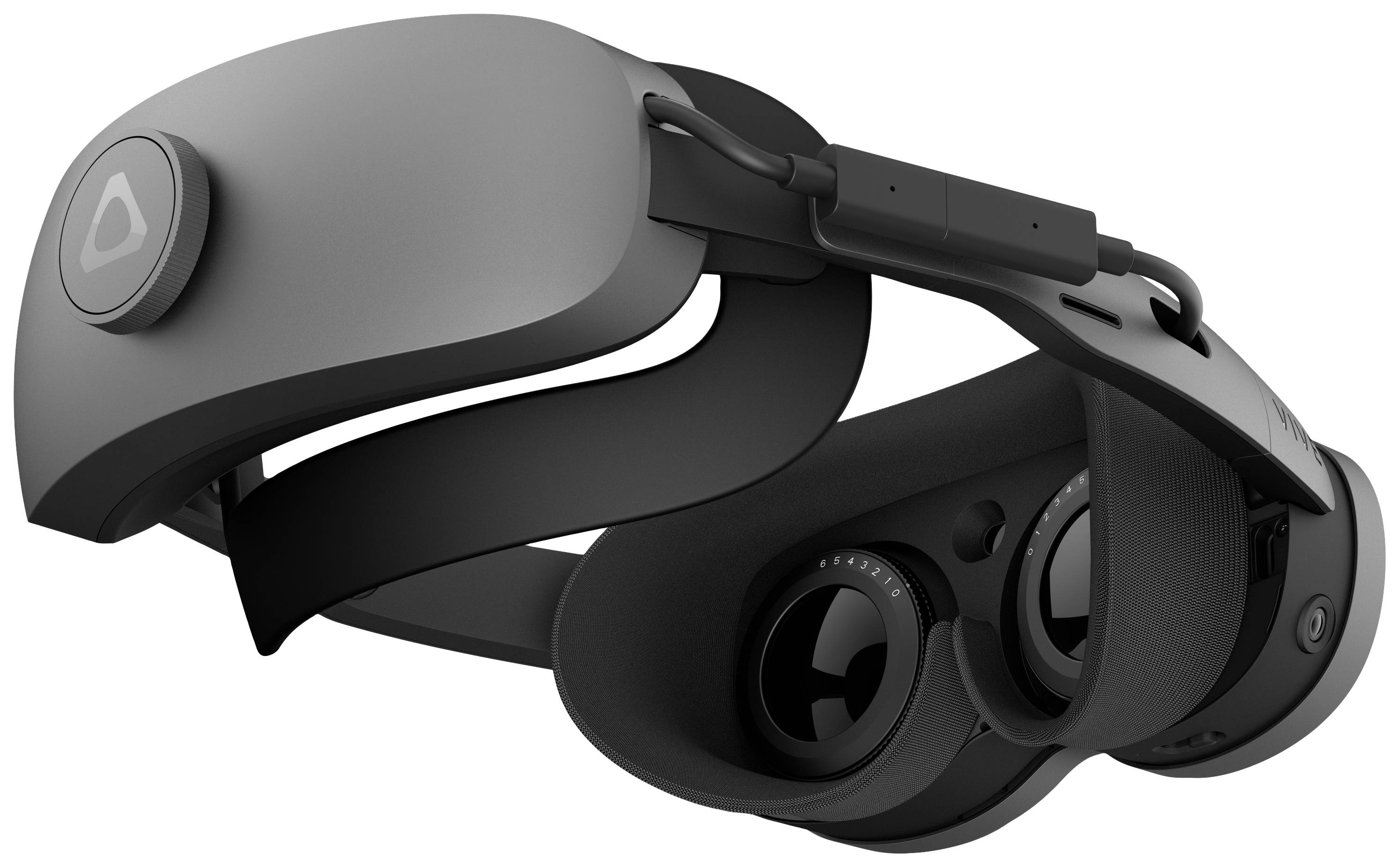 VR headset v černé barvě, boční pohled. Ergonomický design s nastavitelnými pásky a možností připojení sluchátek.