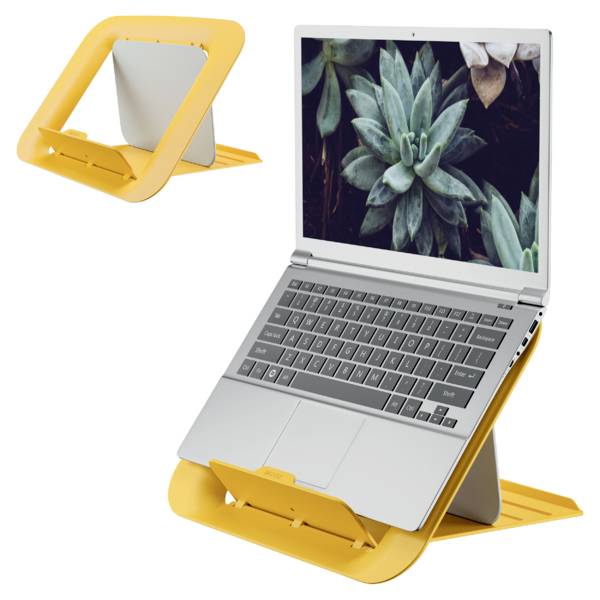 Notebook leží na žlutém nastavitelném stojanu, který zlepšuje větrání a ergonomii. Na obrazovce je vidět rostlina.