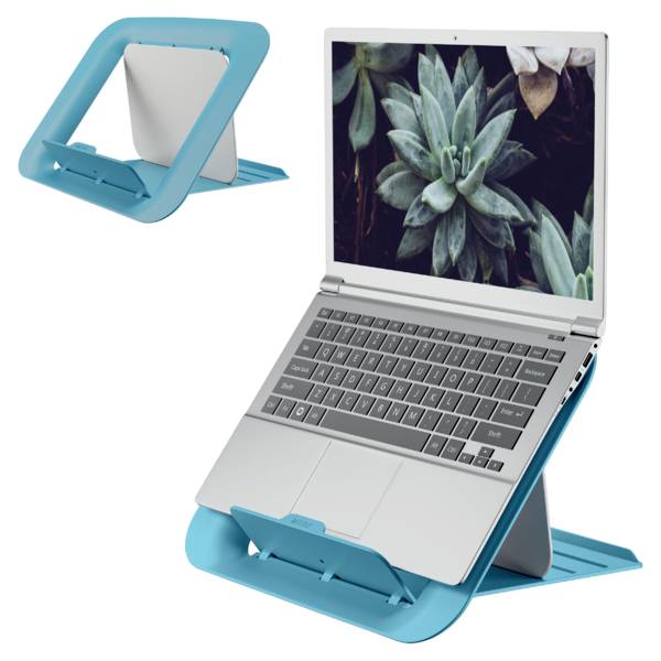 Laptop stojí na modrém stojanu. Obrazovka zobrazuje obrázek sukulentů. Druhý stojan je v pozadí.