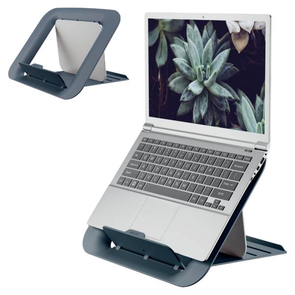 Laptop na nastavitelném stojanu zobrazuje dekoraci rostliny na obrazovce. Podobný stojan je vidět v pozadí.