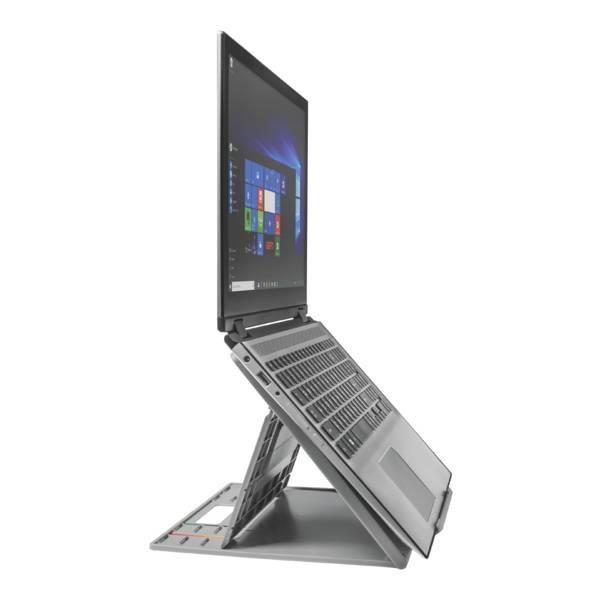 Notebook na nastavitelném stojanu. Obrazovka zobrazuje plochu systému Windows. Stojan zvedá notebook pro lepší ergonomii.