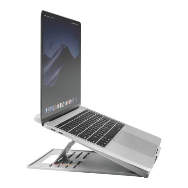 Notebook leží na nastavitelném stříbrném stojanu, který umožňuje ergonomickou pozorovací polohu. Obrazovka zobrazuje tmavé uživatelské rozhraní.