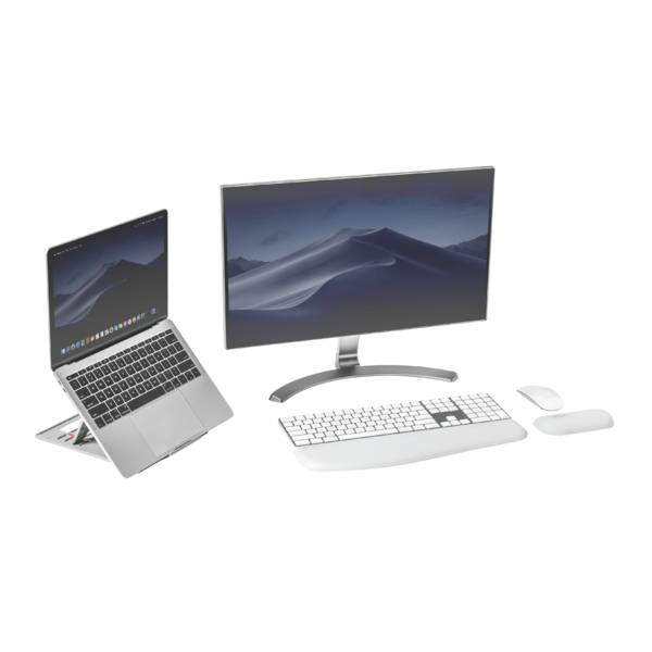 Laptop a stolní počítač s monitorem, klávesnicí a myší. Oba zobrazují pouštní pozadí na obrazovce.