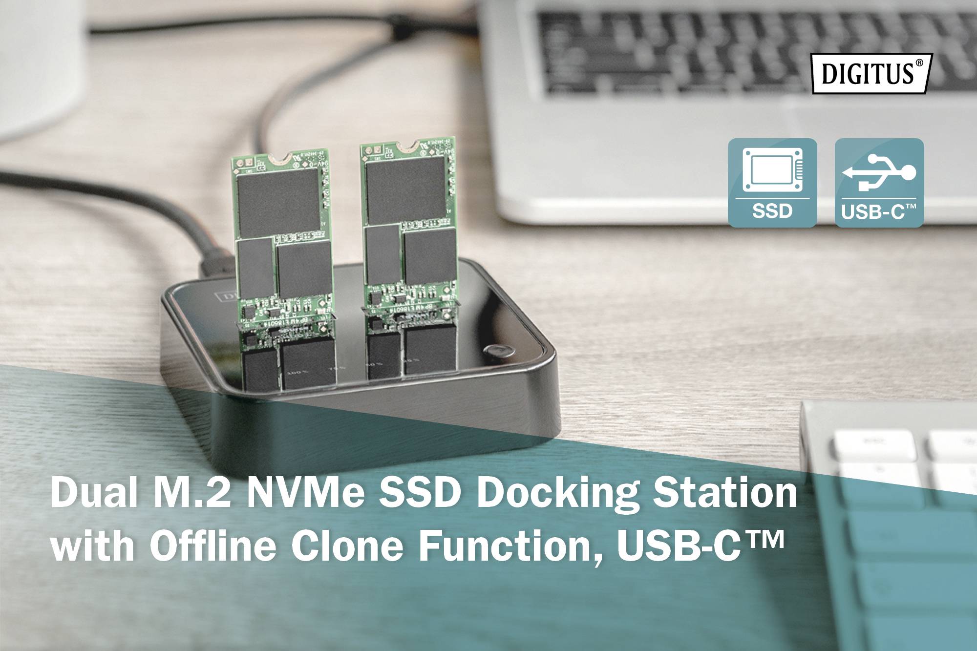 Dokovací stanice pro dva M.2 NVMe SSD disky s funkcí offline klonování, USB-C™. Zobrazuje dva SSD disky v jedné dokovací stanici vedle notebooku.