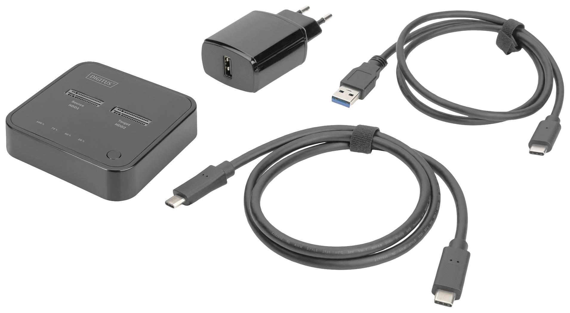 Na obrázku je nabíječka, dva USB kabely a elektronické zařízení s konektory a tlačítky, vše v černé barvě.