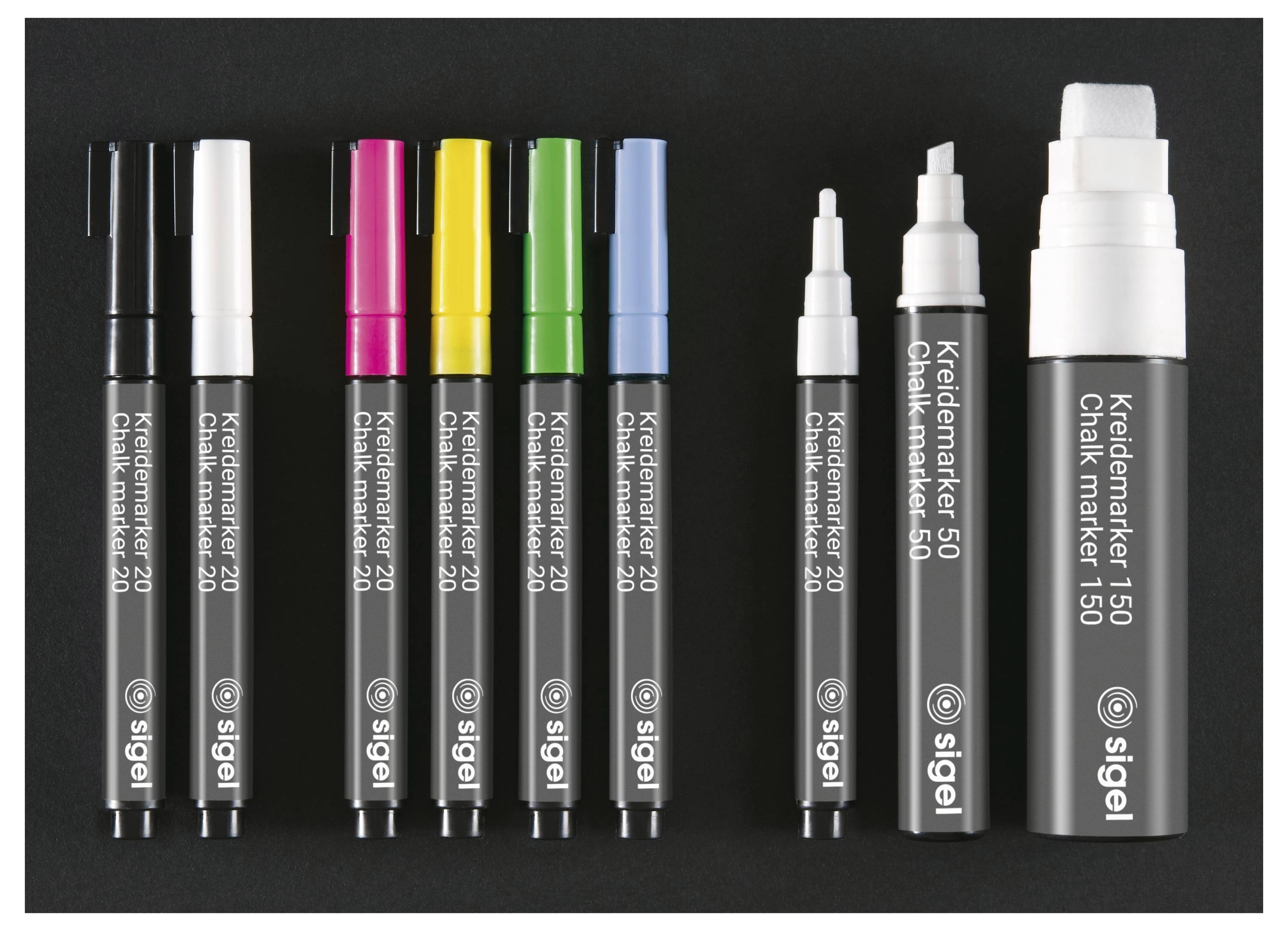 Různé značkovače Kiedlmarker 20 a 150 v černé, bílé, růžové, žluté, zelené a modré barvě, plus dva značkovače se bílou špičkou, uspořádané svisle na tmavém pozadí.