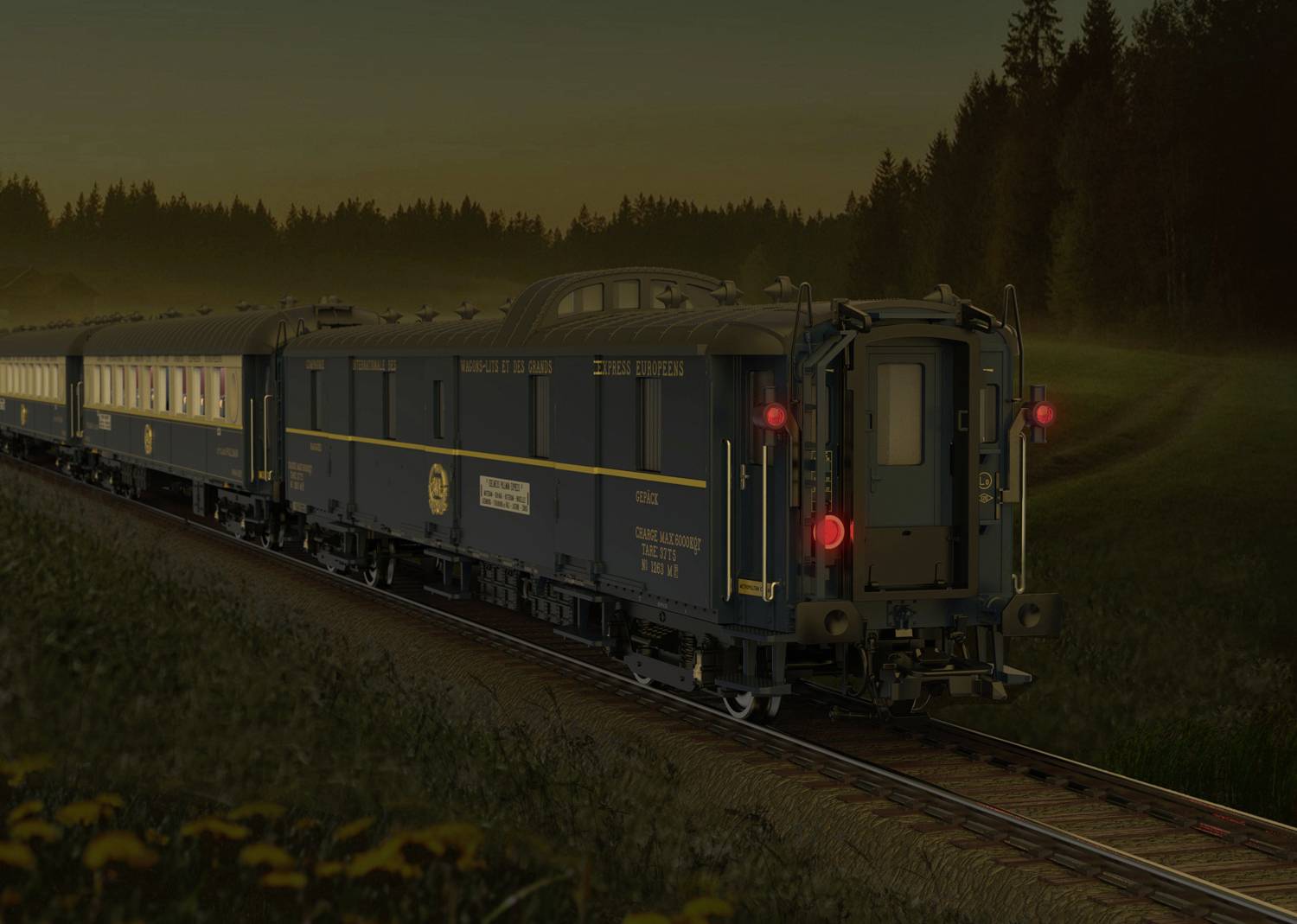 Nostalgický vlak projíždí večerní zalesněnou venkovskou krajinou. Zadní světla vlaku rudě září.