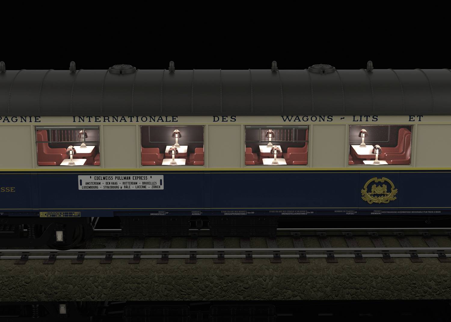 Kupé vlaku Orient-Expressu v noci, osvětlené a s elegantně prostřenými stoly, viditelné skrz okna.