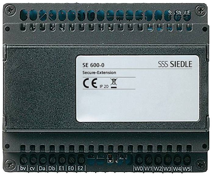Elektronické zařízení: SSS Siedle SE 600-0 Secure-Extension. Obdélníkový tvar s přípoji dole a produktovými informacemi na štítku.