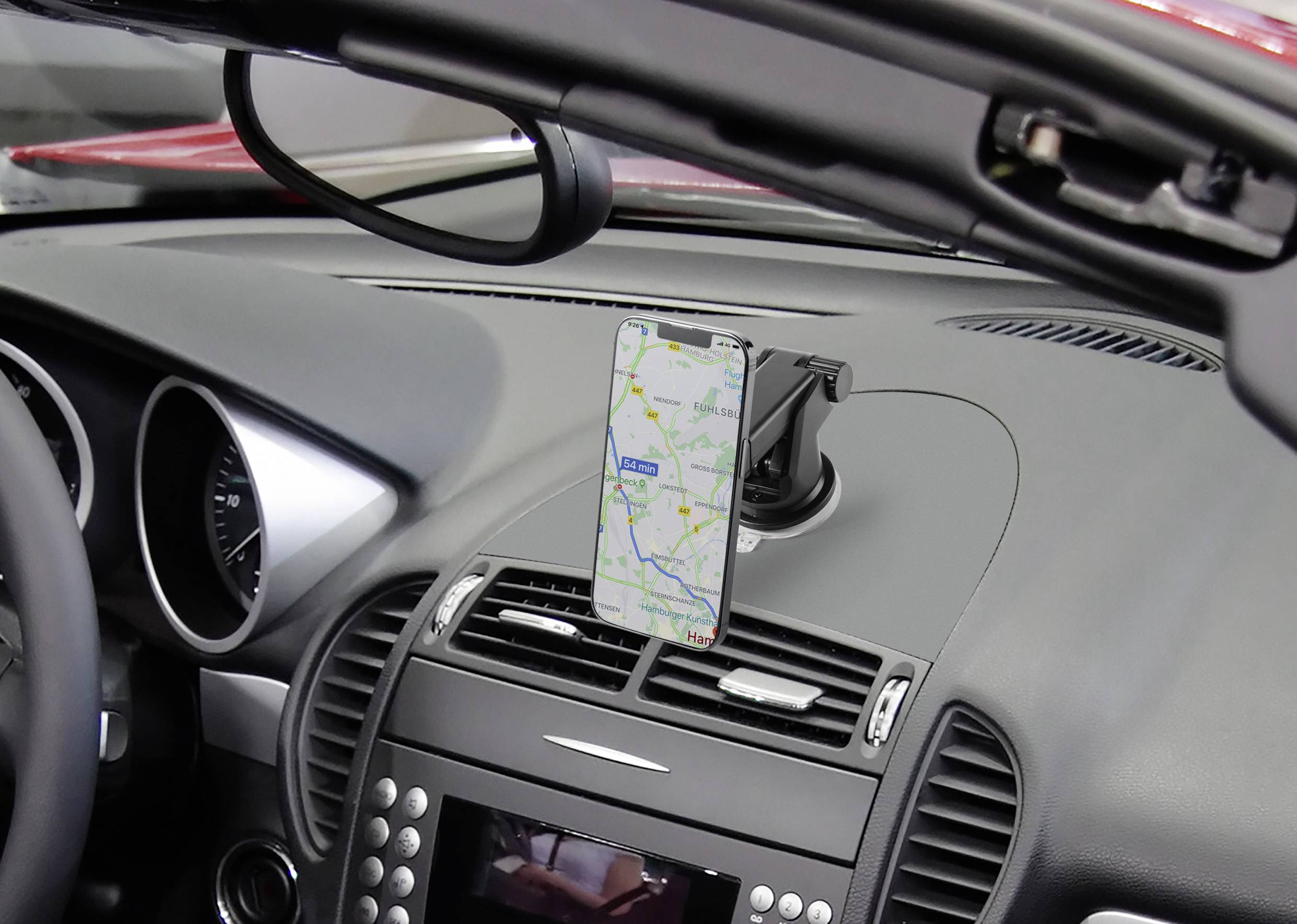 Smartphone zobrazuje navigační aplikaci umístěnou na palubní desce automobilu. Naviguje trasu městem.