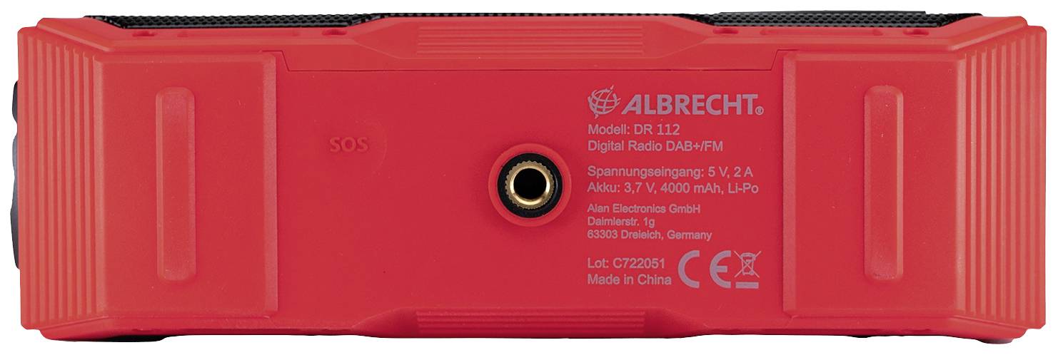 Zadní strana červeného digitálního rádia Albrecht s SOS tlačítkem, napájecím konektorem a informacemi o modelu a výrobě.