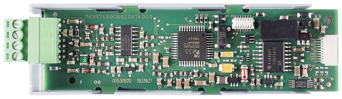 Zelená deska plošných spojů s několika elektronickými komponenty a čipy, které jsou hustě osazeny; vhodná pro různé elektronické aplikace.