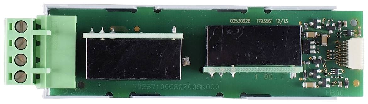 Elektronický obvod na zeleném modulu desky plošných spojů s několika komponenty, včetně konektorů a popisků na desce.