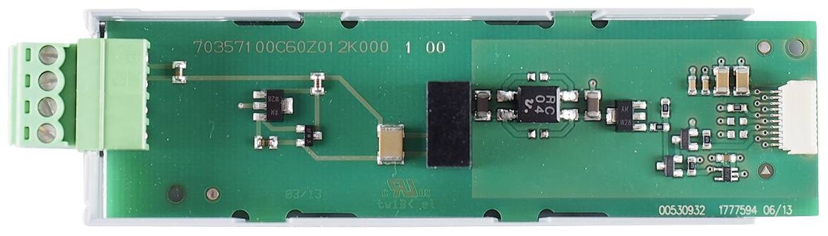 Zelená elektronická deska s několika komponenty a připojovacím blokem na základní desce.