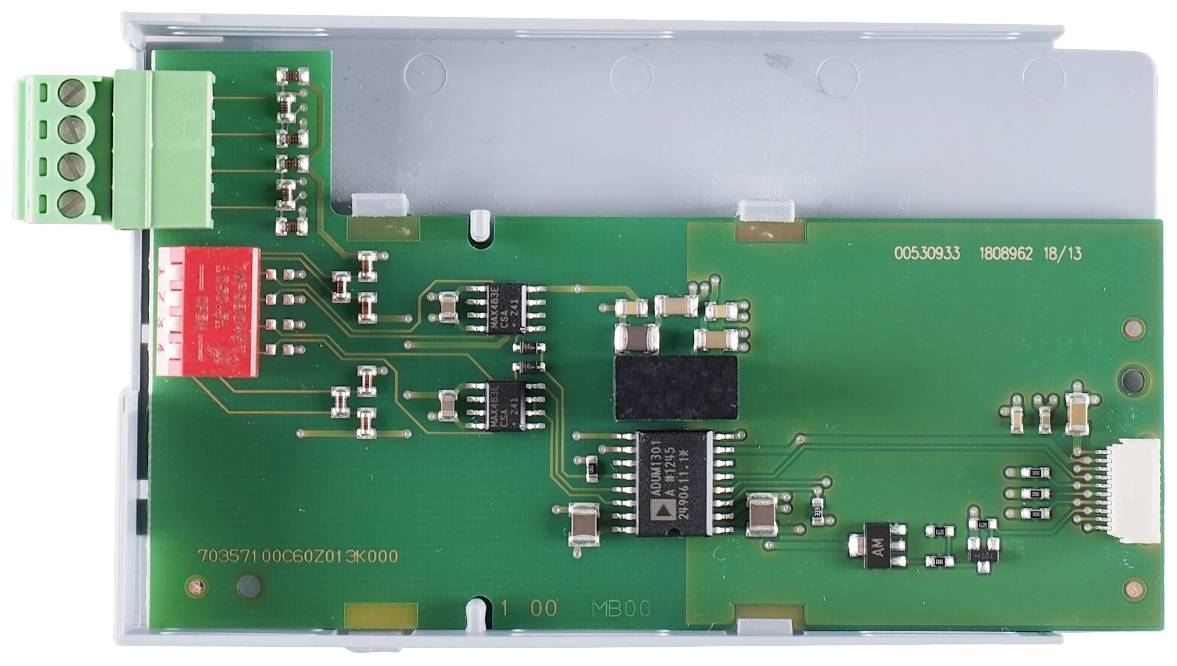 Elektronická deska s zelenou základní deskou a několika elektronickými komponenty, včetně červeného a zeleného konektoru.