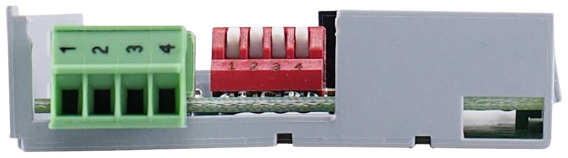 Obrázek ukazuje elektronickou svorkovnici se zeleným a červeným konektorovým systémem, očíslovaným od 1 do 4, umístěnou na šedém držáku.