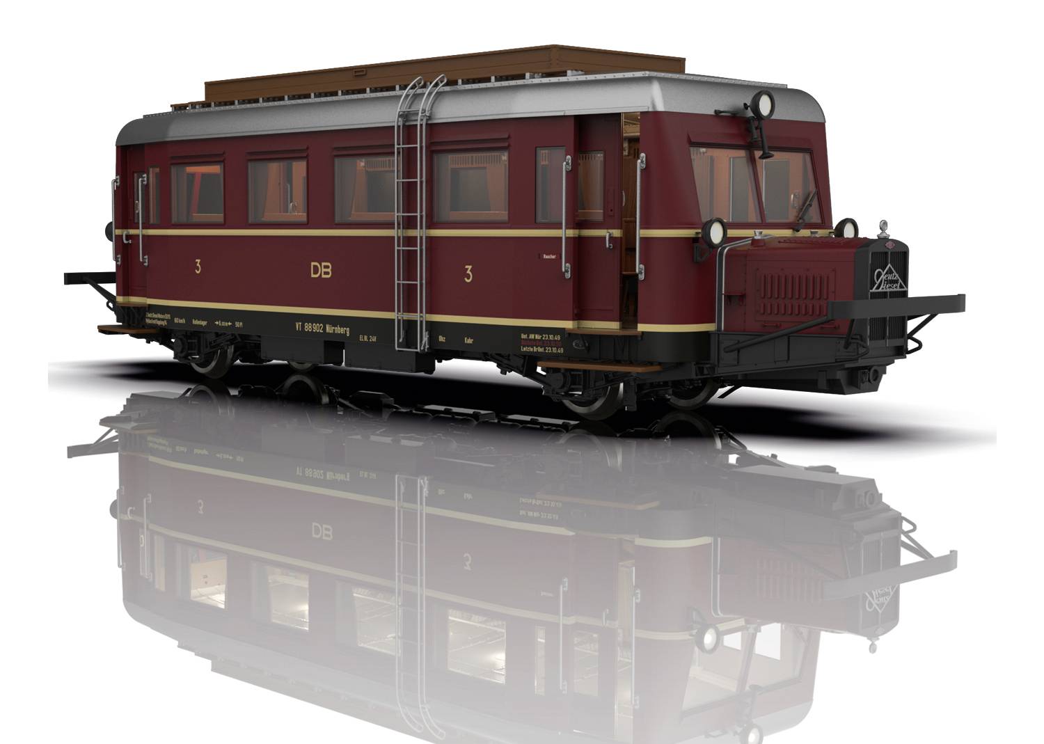 Starý model tmavočerveného železničního vozu Deutsche Bahn s nápisem 'DB', obklopený lesklou podlahou.