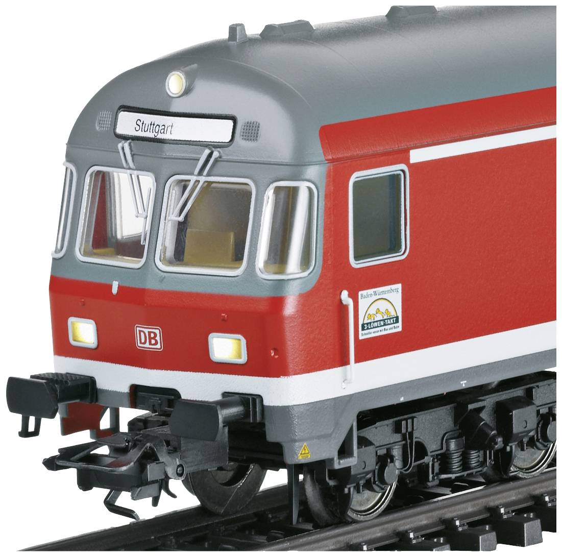 Červený model německého vlaku s nápisem 'Stuttgart' na čelní tabulce. Vlak má logo DB a je umístěn na kolejích.