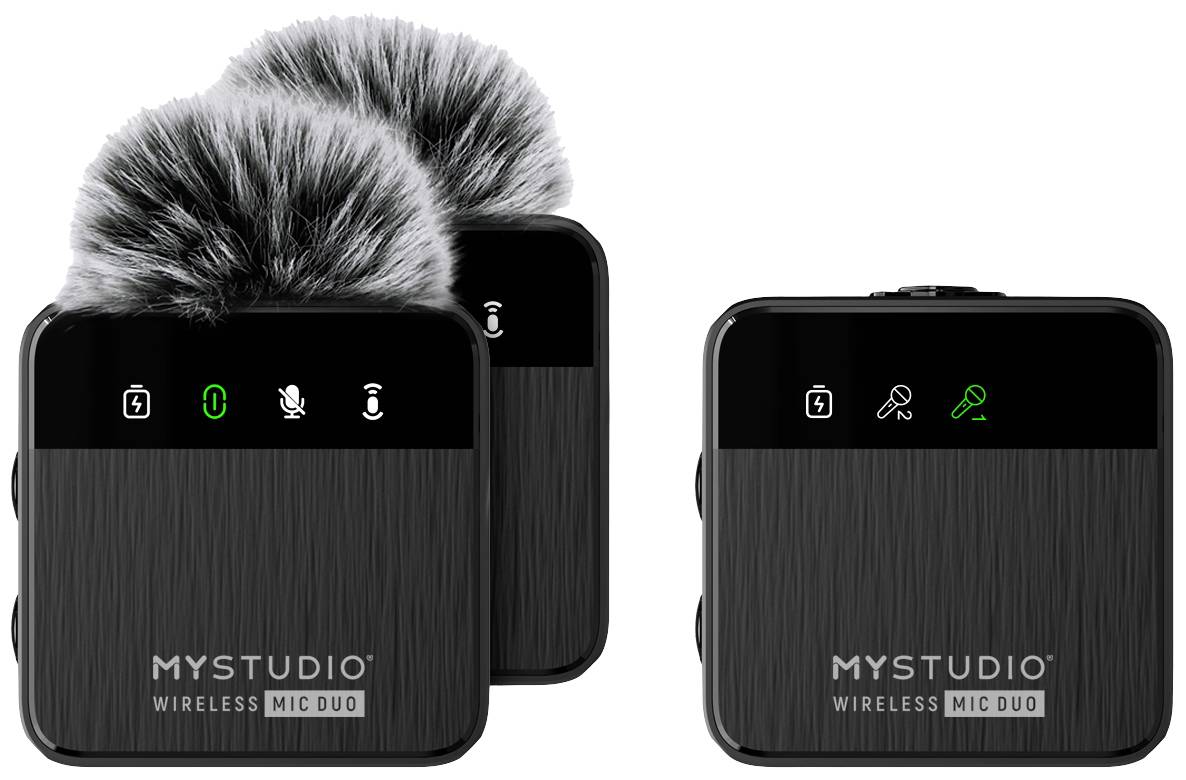 Dva bezdrátové mikrofony od značky 'Mystudio' s chlupatými protivětrnými nástavci a přijímač s kontrolkami signalizujícími provozní stav.