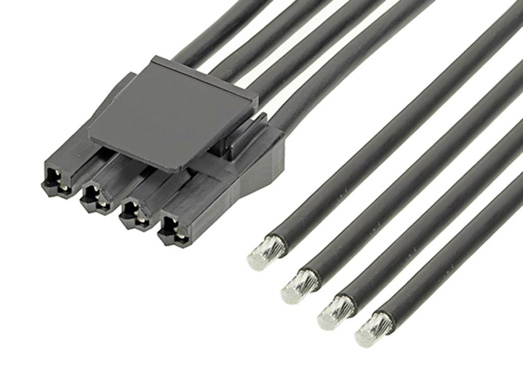 Černená zástrčka s pěti kolíky, propojená s pěti černými kabely s volnými konci drátů; typické pro elektrické připojení.