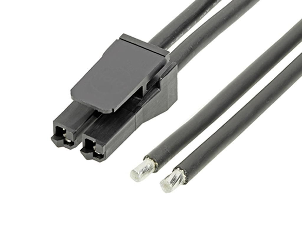 Černý lakovaný připojovací kabel s dvěma otevřenými konci vodičů a oboustrannou zástrčkou na druhé straně.