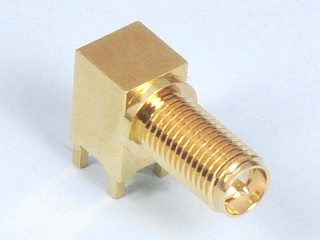 Zlatý pravoúhlý koaxiální konektor se závitem a čtyřmi kontakty pro elektrické připojení.
