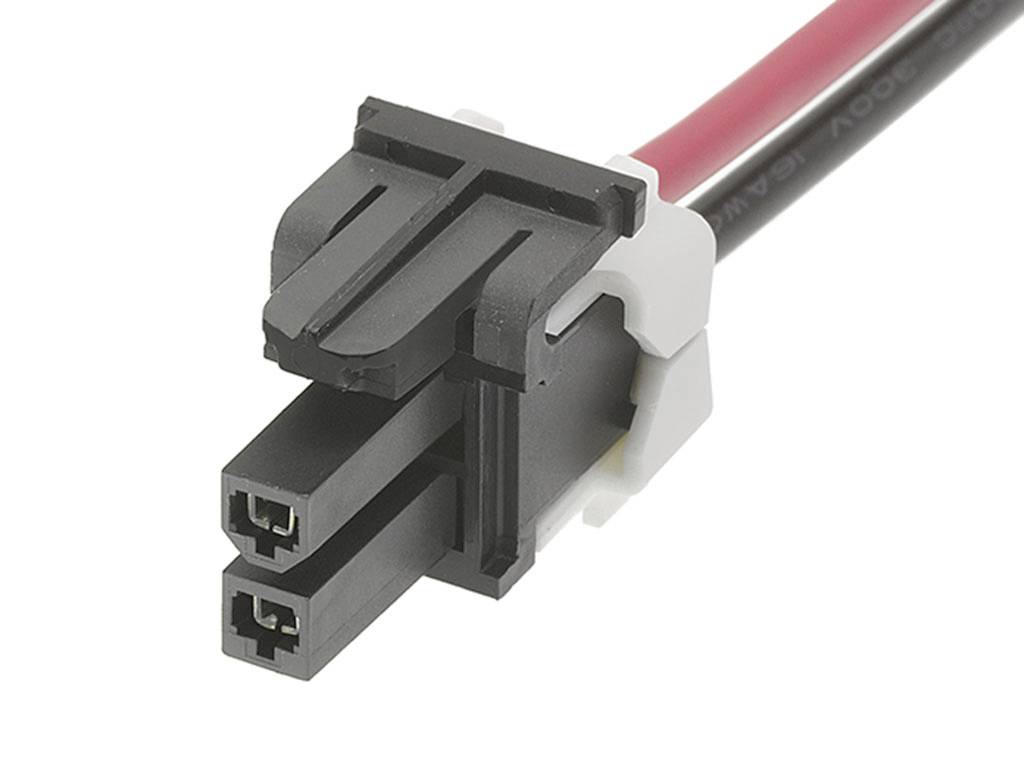 Černý elektrický konektor se dvěma obdélníkovými vstupy a červenými a černými vodiči.