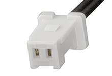 Bílá, obdélníková elektrická zástrčka s dvěma kovovými kontakty na černém kabelu.
