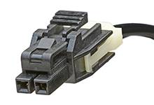 Černý technický konektor se dvěma zdířkami a kabelem. Vhodný pro elektrické připojení.