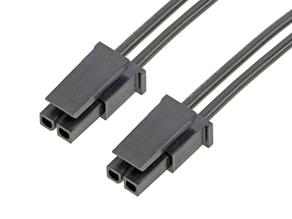 Černé dvoužilové kabely s obdélníkovými dvoupólovými konektory, které se používají pro elektrické spoje nebo připojení zařízení.