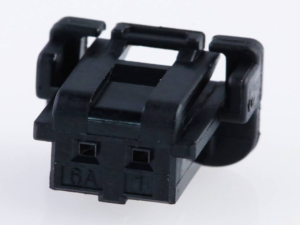 Černý plastový konektor se dvěma otvory a označením '6A'. Má boční úchyty a používá se pro elektrické připojení.