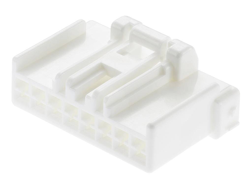 Bílá elektrická zástrčka s několika výstupy, typicky používaná pro připojení elektronických zařízení.