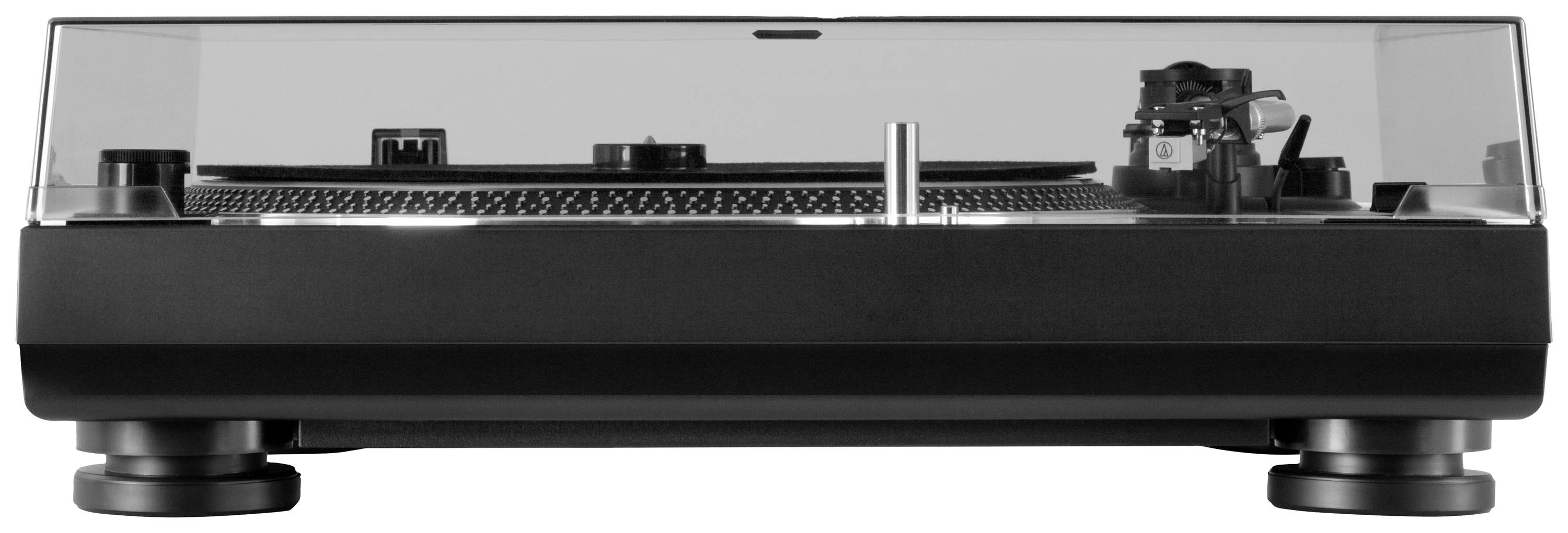 Černý gramofon s krytem, pohled zepředu. Průhledný kryt odhaluje ramenku a talíř desky.