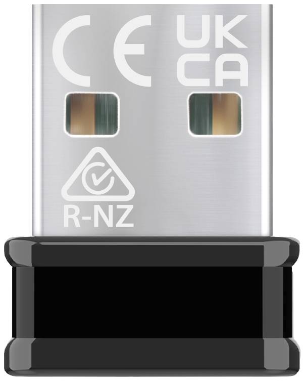 USB adaptér s CE a UKCA značkami, černostříbrný design, zobrazující schválení pro evropský a britský trh.