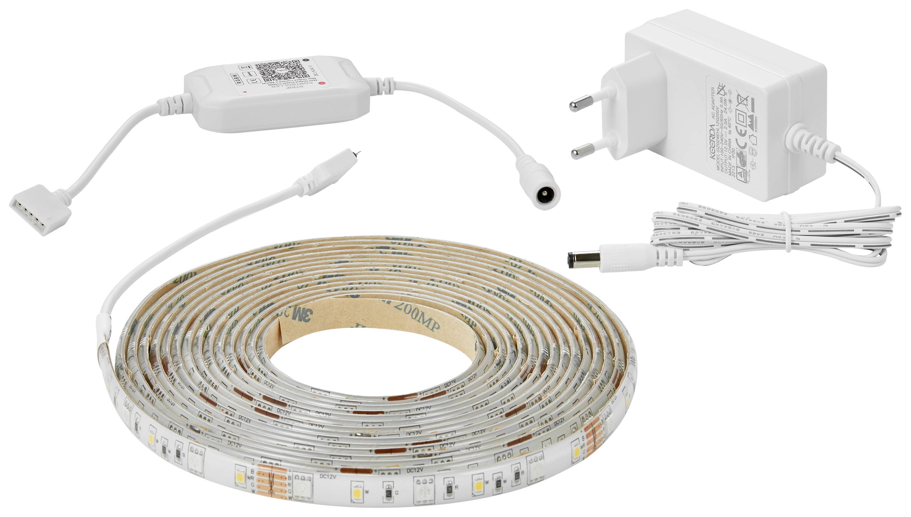 LED světelný pás se síťovým adaptérem a připojovacím kabelem, ideální pro atmosférické osvětlení v interiérech.
