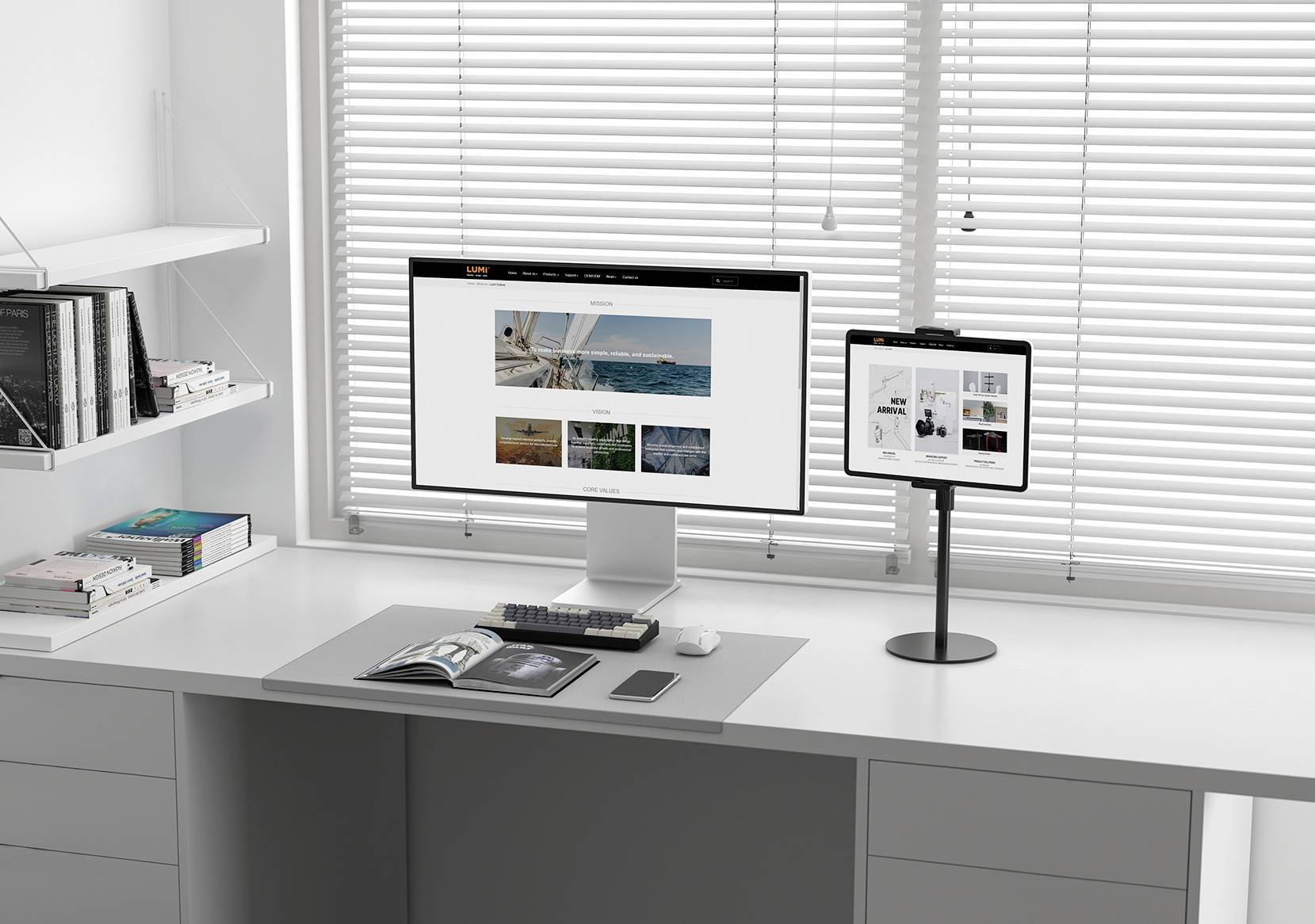 Moderní psací stůl s monitorem, tabletem a knihami. Monitor zobrazuje webovou stránku s obrázky, tablet další obrázek.