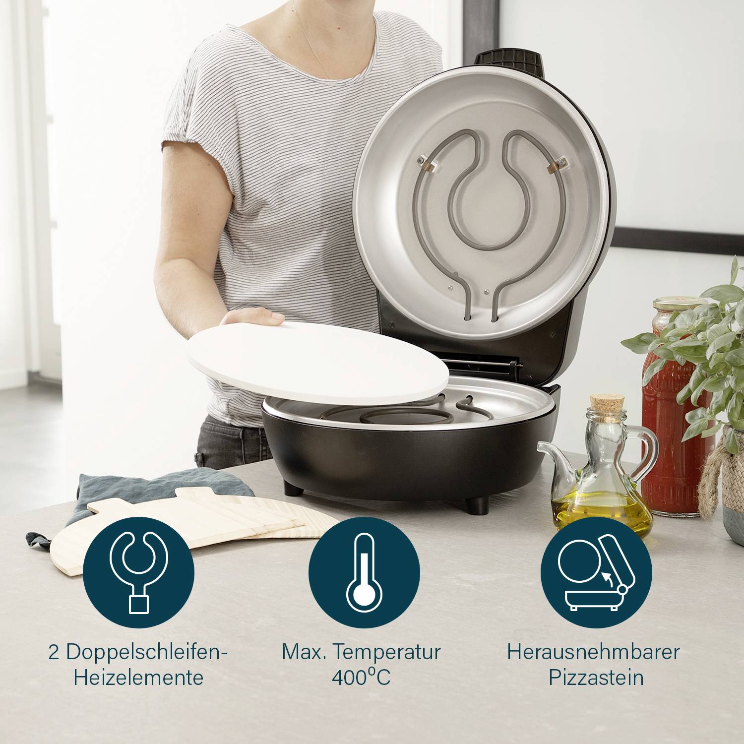 Žena drží víko pizzové pece s kamenem. Vedle: Symboly ukazují dvojité topné články, maximálně 400°C, vyjímatelný pizzový kámen.