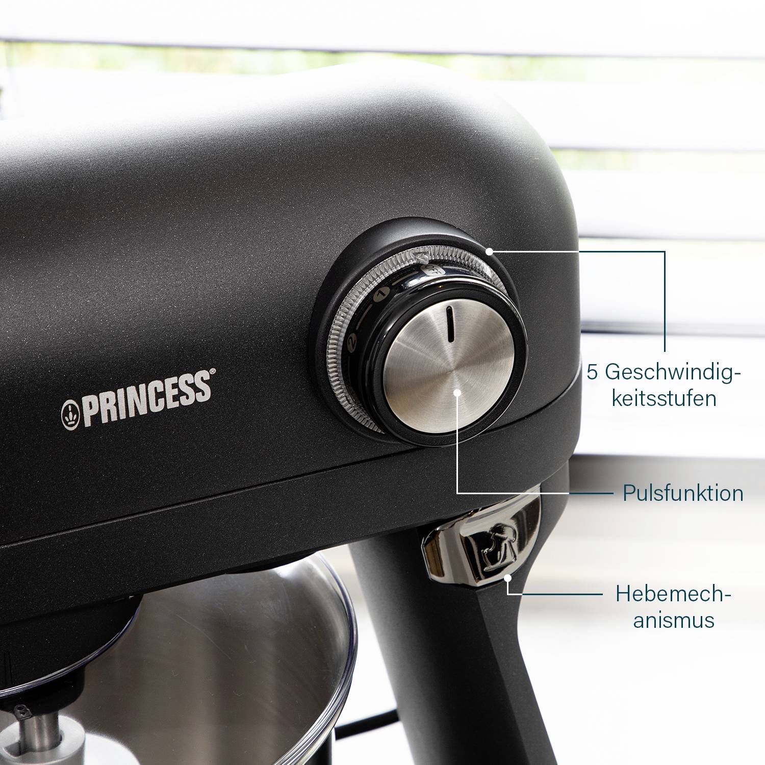 Černý kuchyňský robot s otočným voličem pro 5 rychlostních stupňů a pulsní funkcí, znázorněný včetně zdvihacího mechanismu.