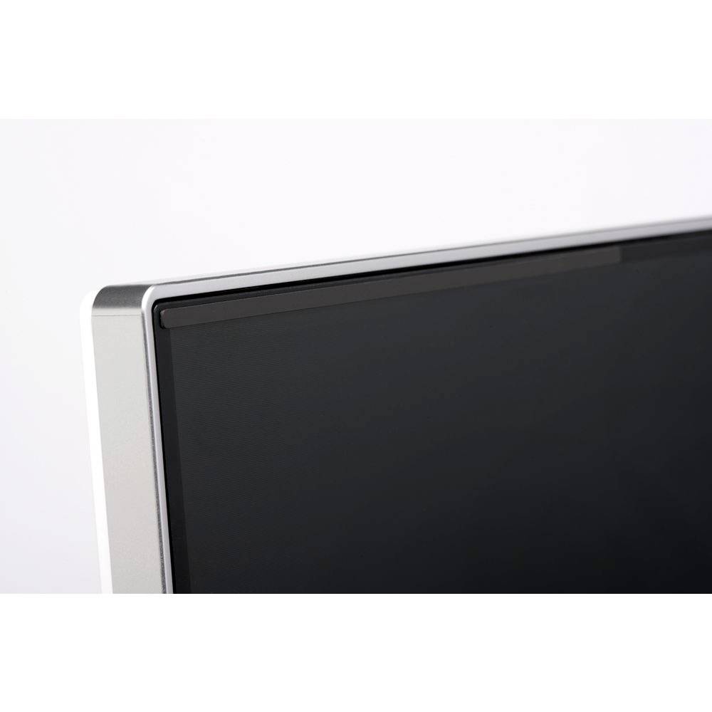 Roh moderního počítačového monitoru s tenkou lištou na neutrálním pozadí.