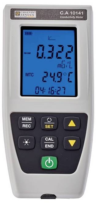 Přenosný přístroj na měření vodivosti s digitálním displejem zobrazuje hodnoty: '0,322 mg/L', '24,9 °C', čas '04:16:27'.