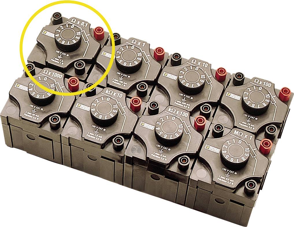 Několik čtvercových elektronických zařízení s otočnými ovladači, uspořádaných do tří řad. Levý horní ovladač je orámován žlutým kruhem.