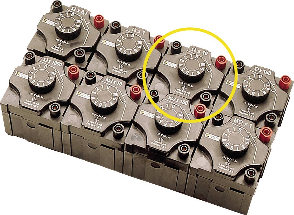 Osm elektronických řídicích jednotek, z nichž jedna je zvýrazněna žlutým kruhem. Zařízení mají numerické stupnice.