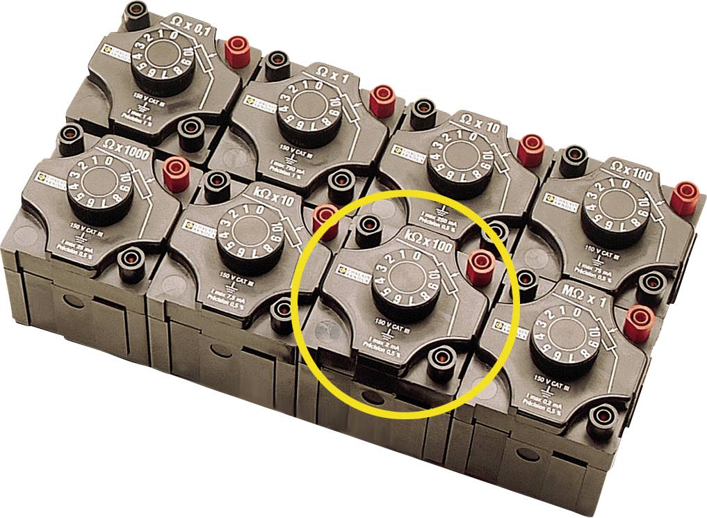 Osm elektromagnetických ventilů uspořádaných ve dvou řadách, jeden ventil v popředí je označen žlutou barvou.