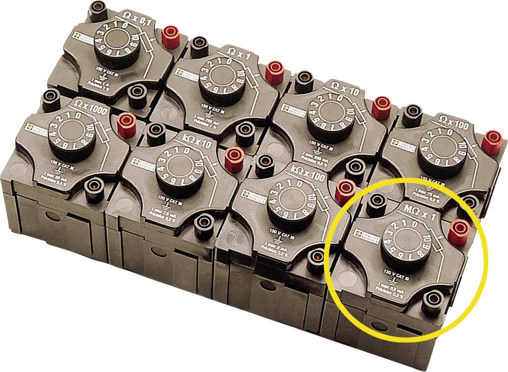 Několik elektrických komponent uspořádaných v řadě, přičemž vpředu vpravo je žlutě orámována.